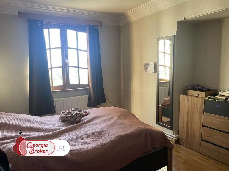 იყიდება ძველი გარემონტებული 3 ოთახიანი ბინა